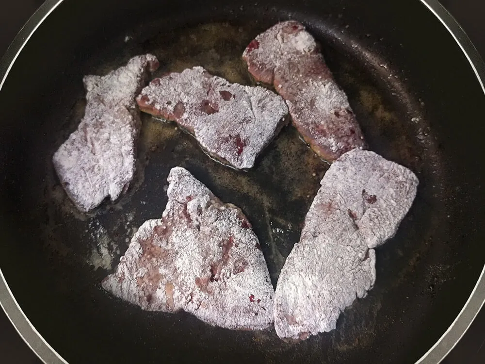Hígado de ternera enharinado.