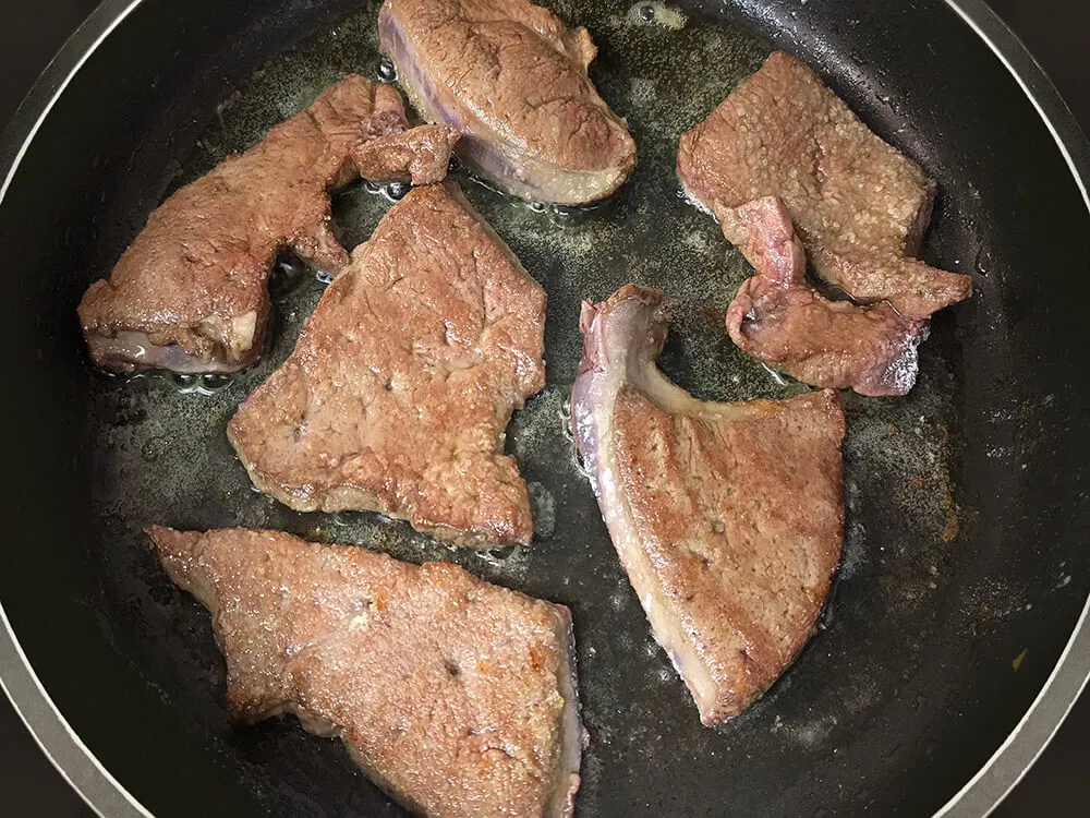 Hígado frito ligeramente.