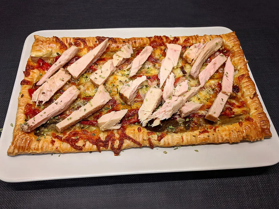 Hojaldre de escalivada y bonito.