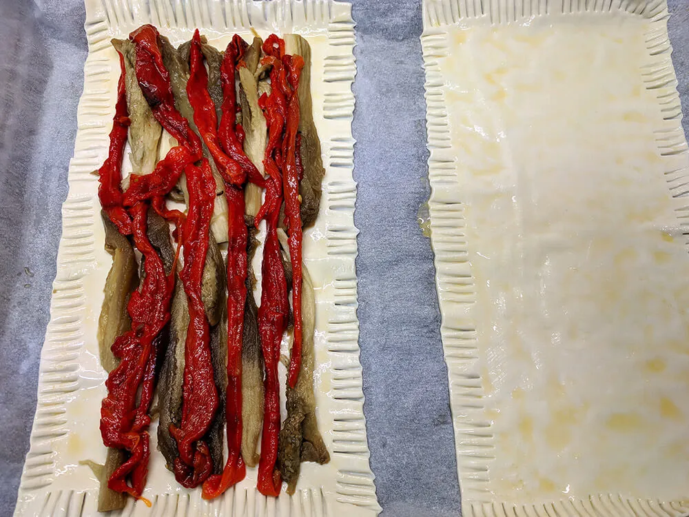 Masa de hojaldre fresca y escalivada de pimiento y berenjena.
