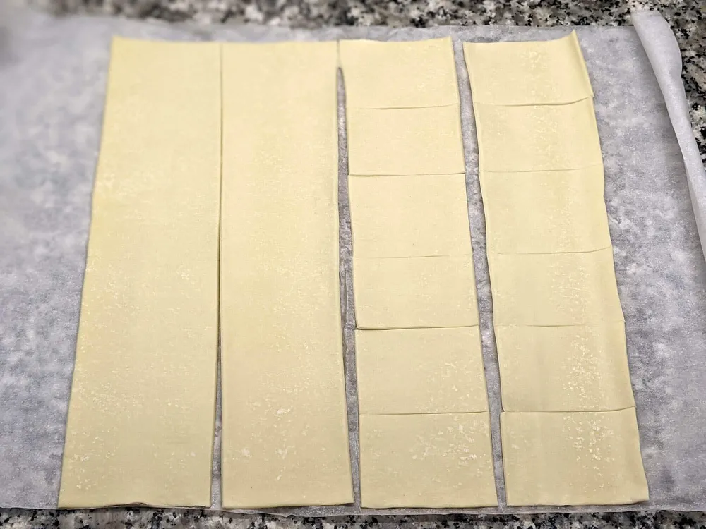 Masa de hojaldre cortada.