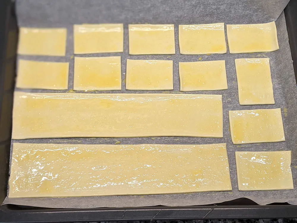 Masa de hojaldre con huevo batido.