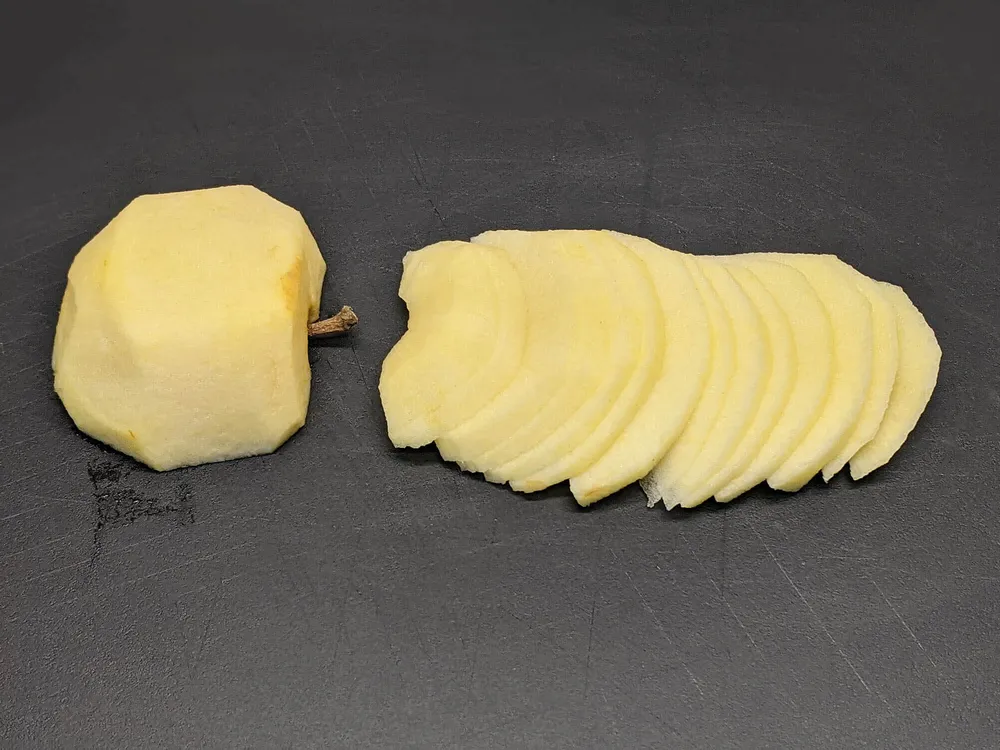 Manzana pelada y laminada.