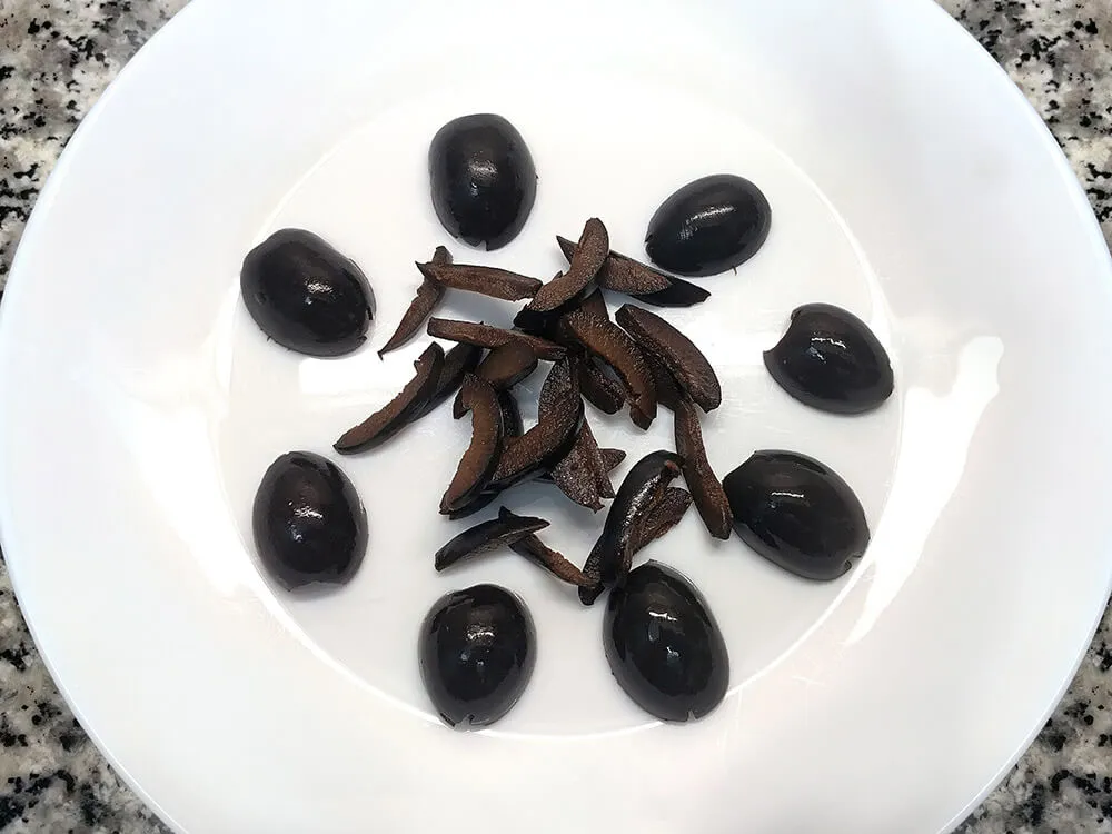 Olivas negras cortadas