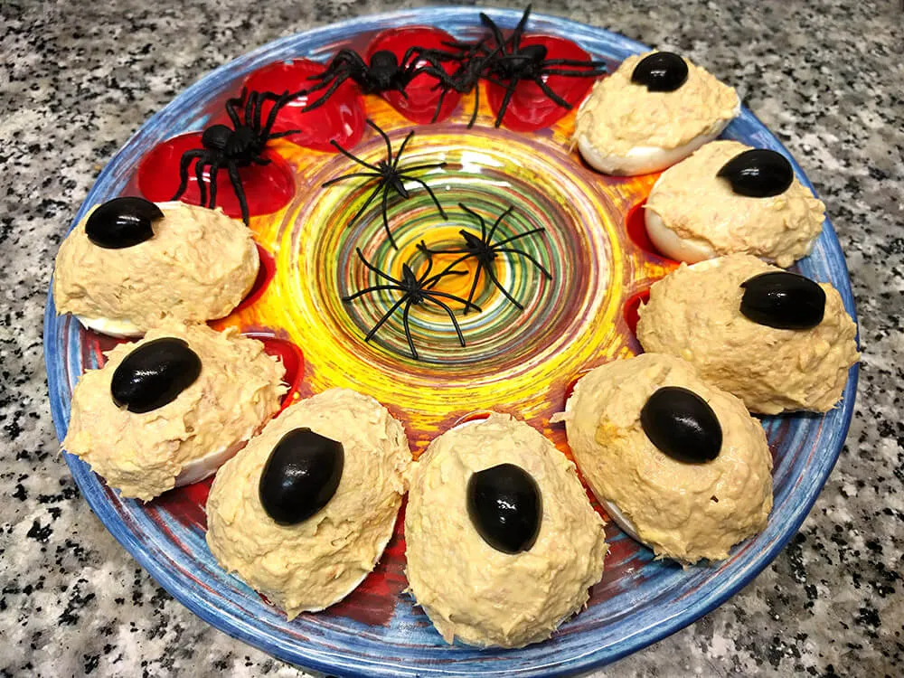 Huevos cocidos rellenos