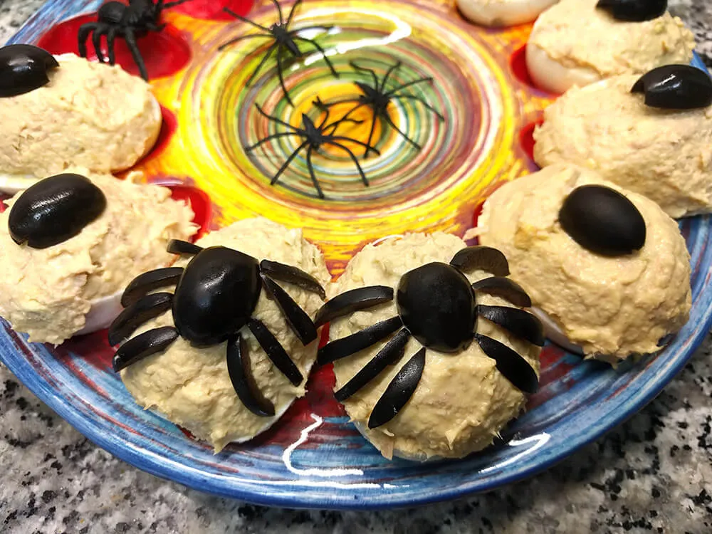 Huevos cocidos rellenos y adornados con olivas