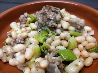 Judías de Santa Pau y butifarra de Perol