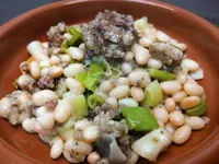 Judías de Santa Pau con ajos tiernos y butifarra de perol