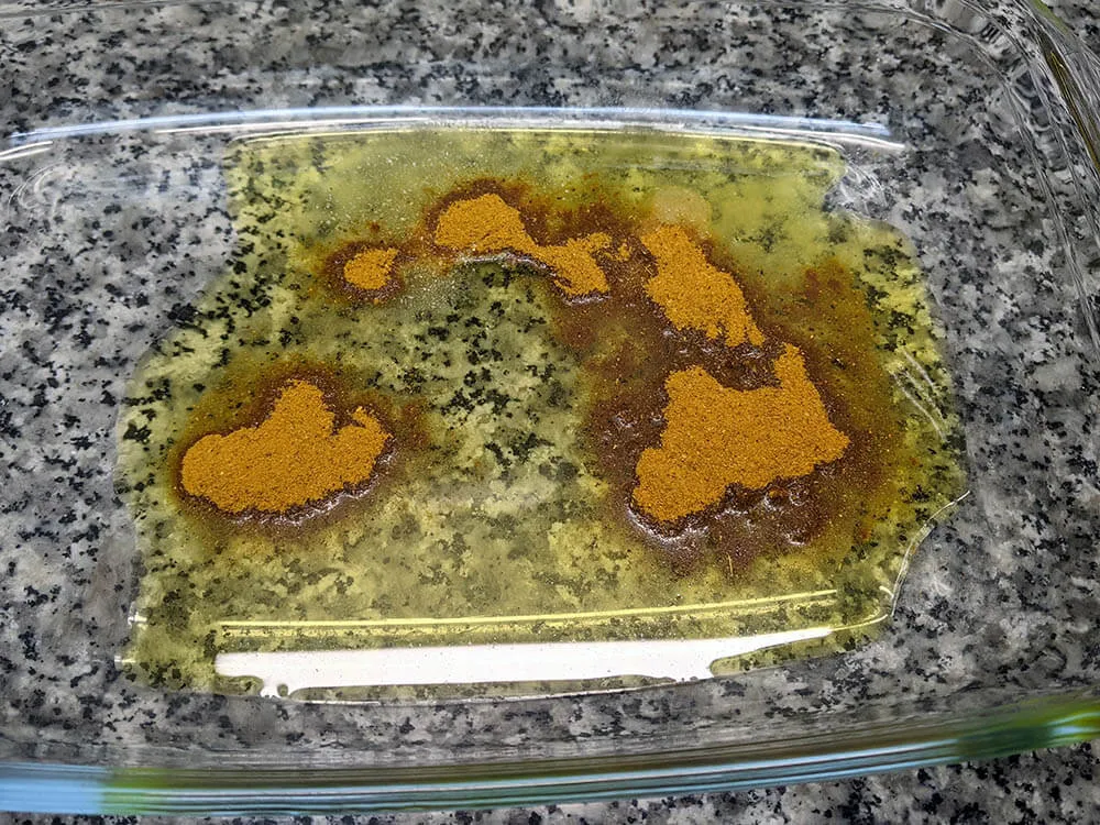 Bandeja con aceite OVE, ajo molido y ras al hanut.