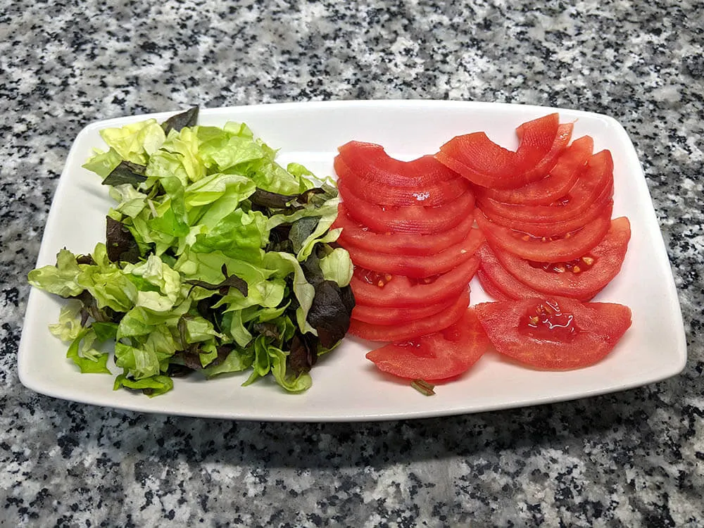 Lechuga y tomate cortados