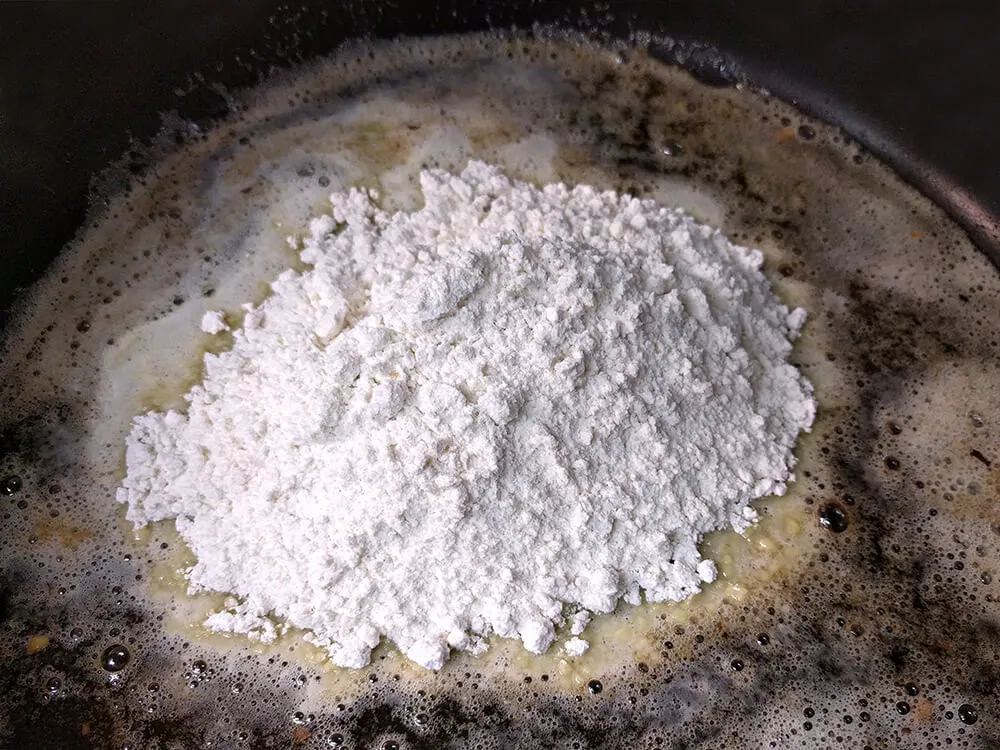 Mantequilla fundida y harina