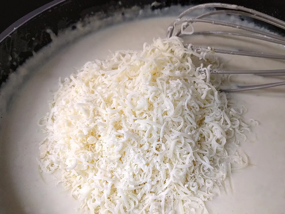 Salsa bechamel con parmesano rallado