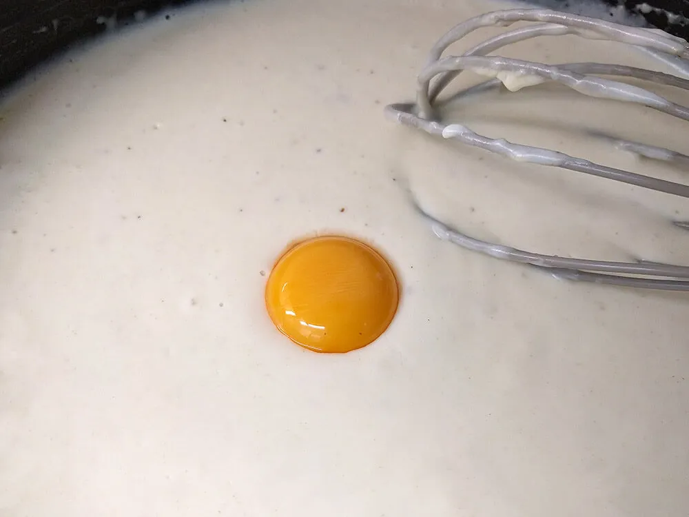 Crema de parmesano con una yema de huevo