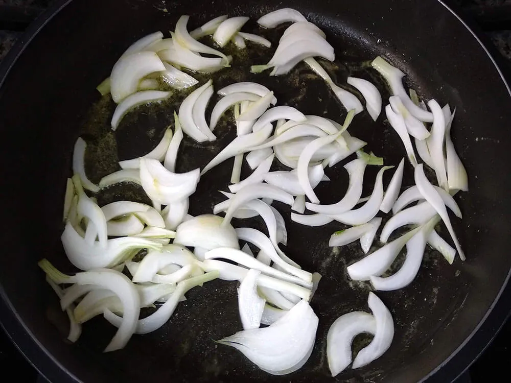 Cebolla en juliana en sartén.