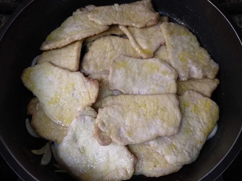 Lomo y cebolla fritos.