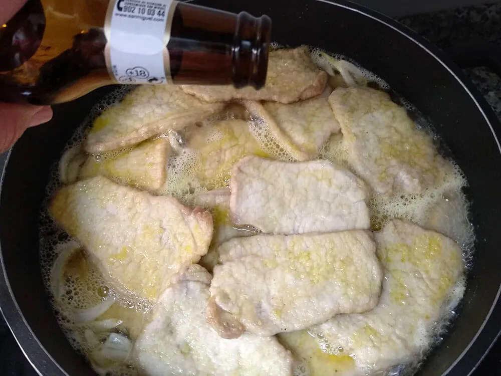 Lomo y cebolla fritos con cerveza.