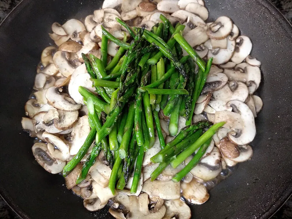 Espárragos y champiñones salteados.