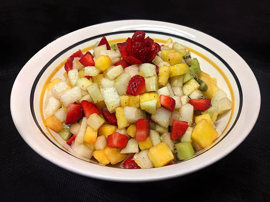 Macedonia con hierbabuena y albahaca.