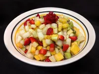 Macedonia con hierbabuena y albahaca.