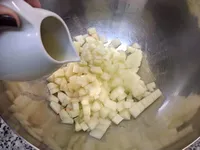 Melón y paraguayo cortados a dados.