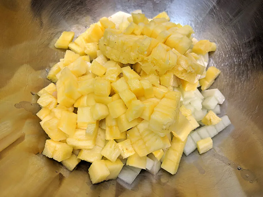 Piña cortada a dados.