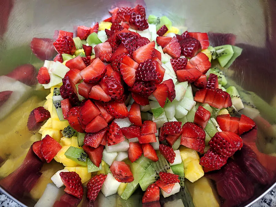 Melón, paraguayo, piña, manzana y fresas.