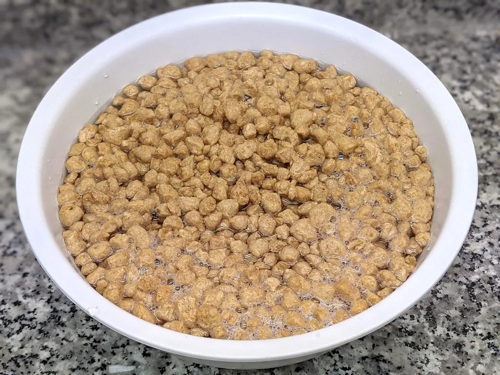 Soja texturizada en remojo.