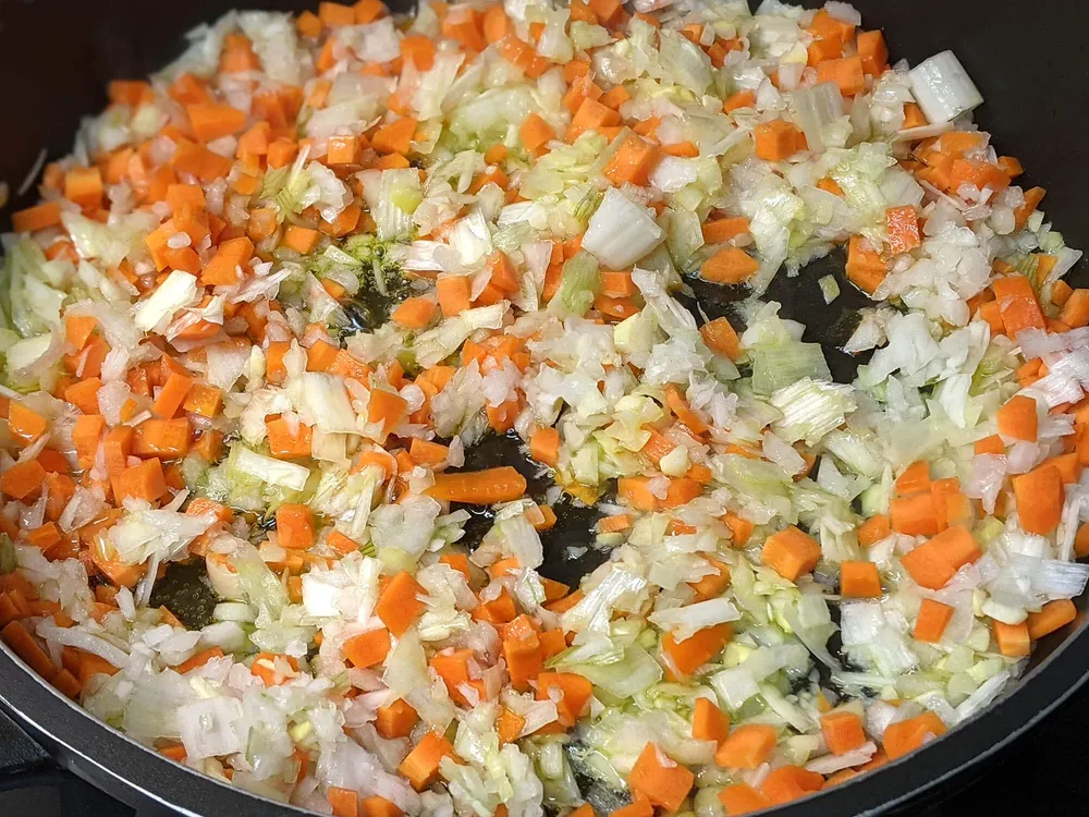 Puerro, cebolla, zanahoria y diente de ajo picados en cazuela.