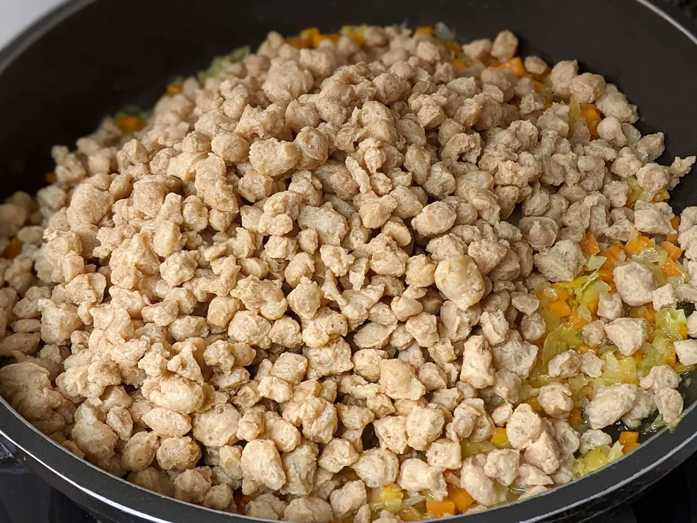 Puerro, cebolla, zanahoria, diente de ajo y soja texturizada remojada.