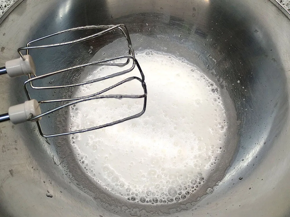 Claras batidas con azúcar.