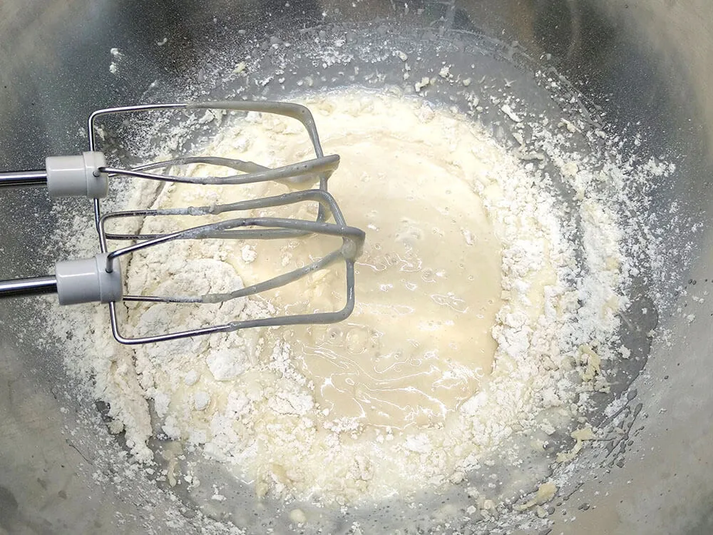 Claras batidas con azúcar y harina.