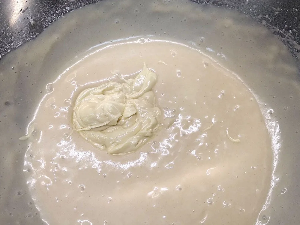 Añadimos el chocolate blanco deshecho a las claras montadas con azúcar y harina.