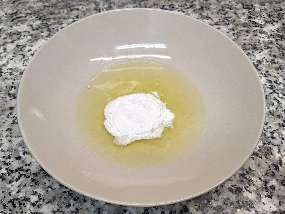 Claras, levadura y sal.