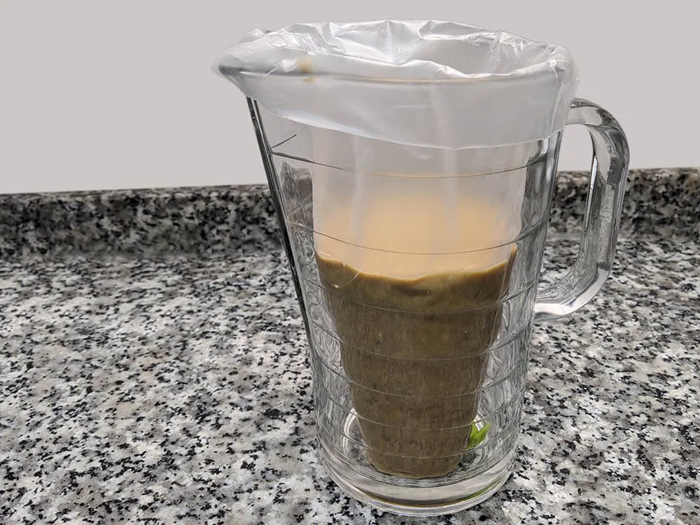 Jarra con manga pastelera rellena de la masa de las magdalenas.