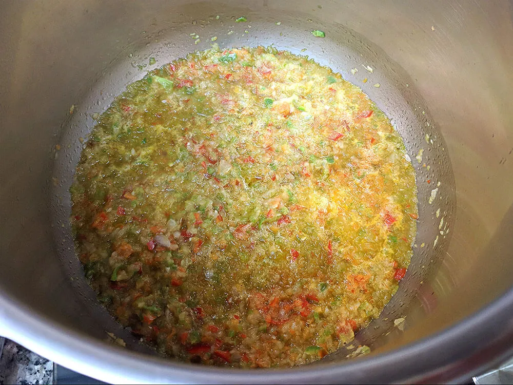 Pimiento y cebolla picados.