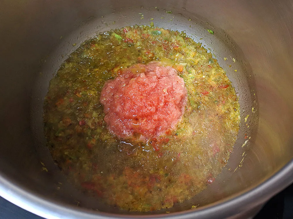 Pimiento y cebolla picados y tomate rallado.