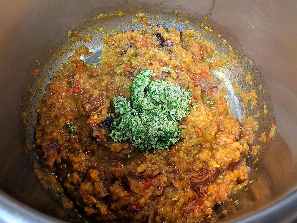 Sofrito de cebolla, pimiento y tomate con picada.