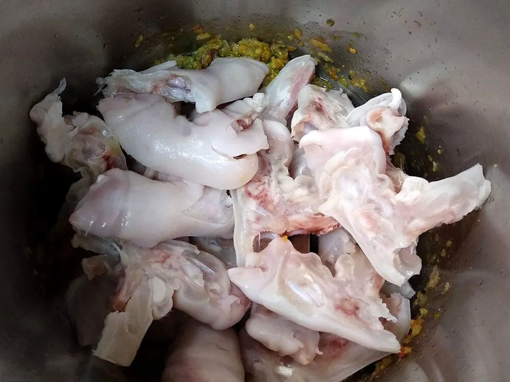 Sofrito con picada y manitas de cordero.