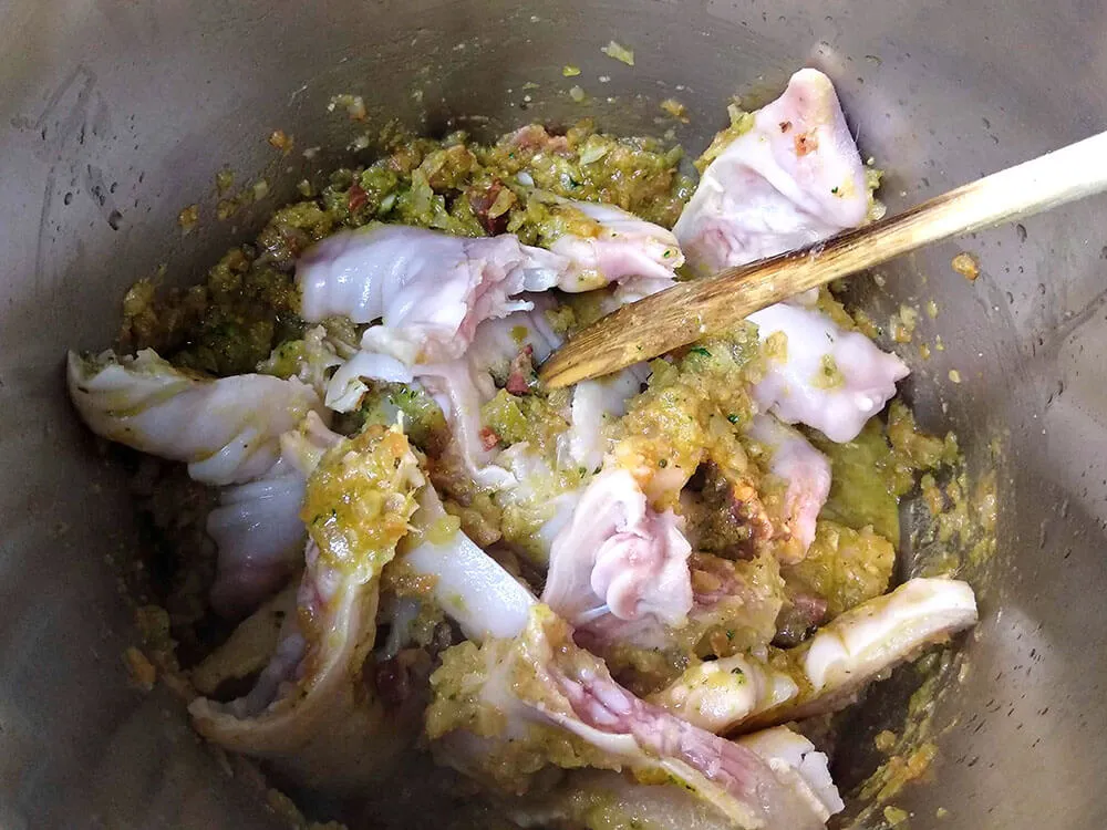 Sofrito con picada y manitas de cordero.