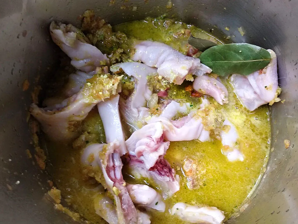 Sofrito con picada, manitas de cordero, vino blanco, laurel y cayenas.