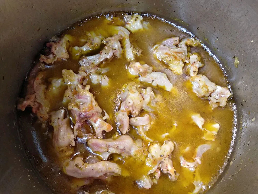 Manitas de cordero en salsa.