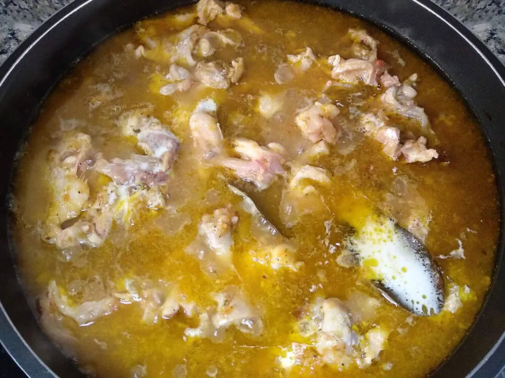 Manitas de cordero en salsa con Maicena.