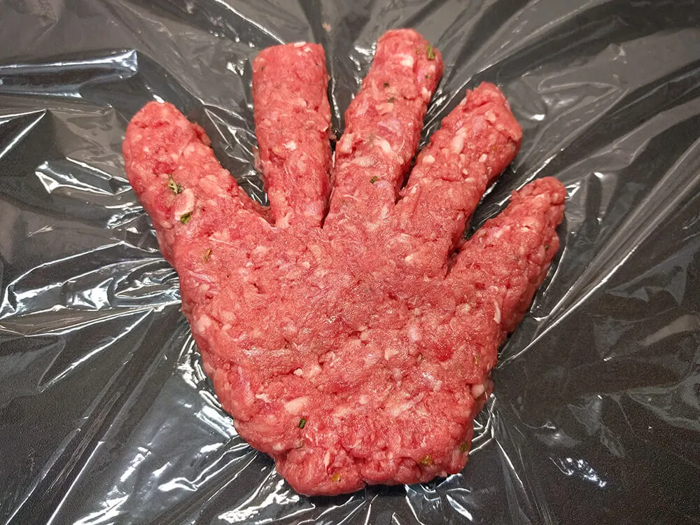 Carne picada en forma de mano