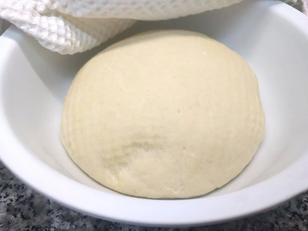 Masa de pizza levando.