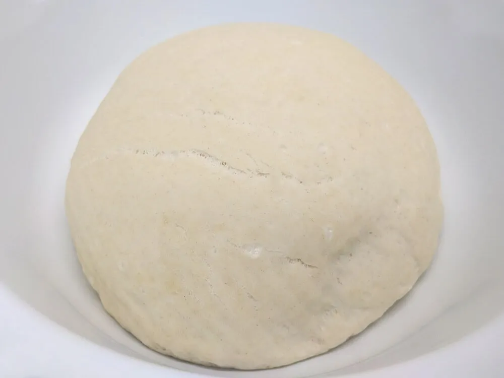 Masa de pizza lista para estirar.