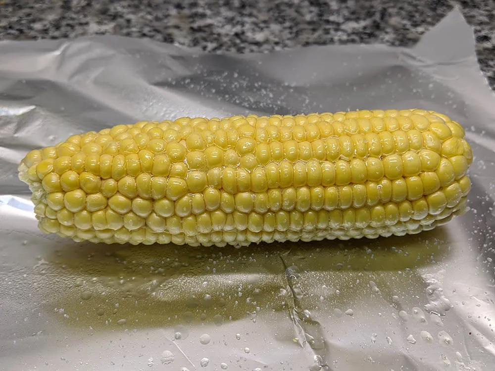 Mazorcas de maíz con sal y aceite de oliva.