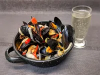 Mejillones del Delta con pimiento y cebolla.