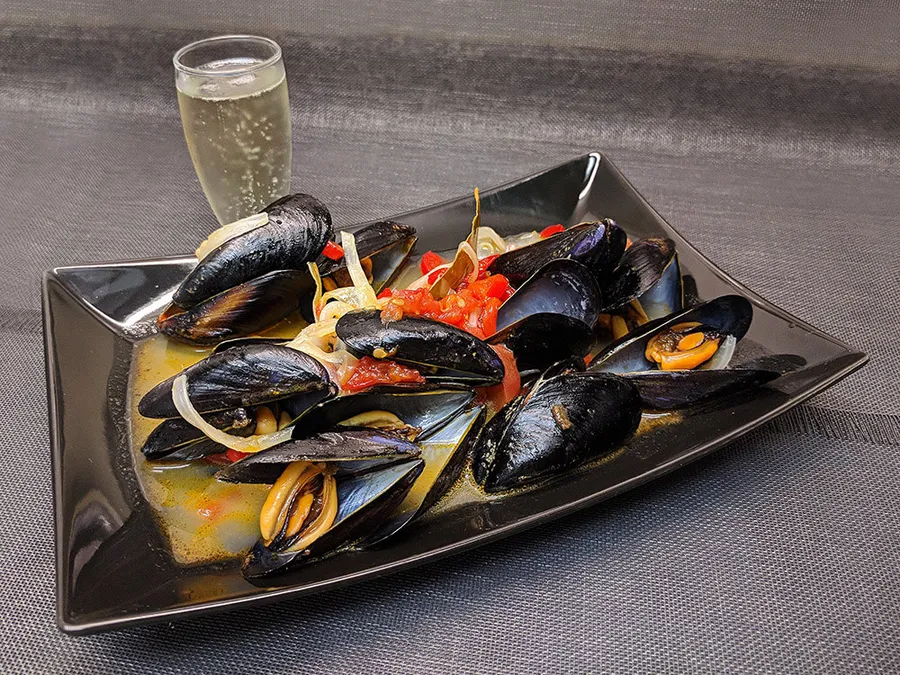 Mejillones del Delta con pimiento y cebolla.