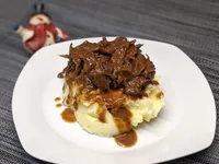 Primera presentación del meloso de ternera con puré de patatas