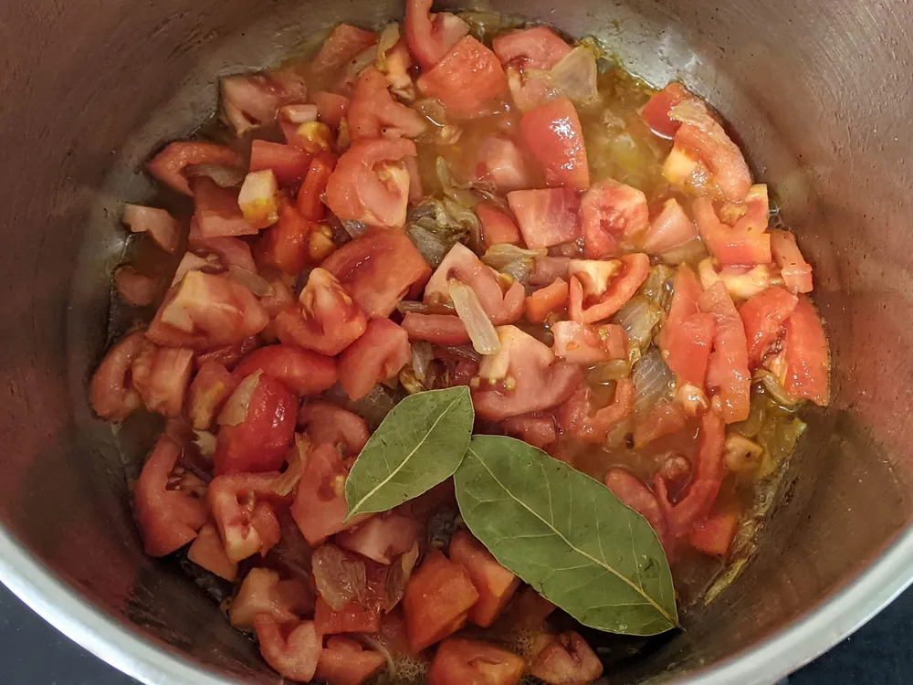 Sofrito de cebolla, ajo y tomate.